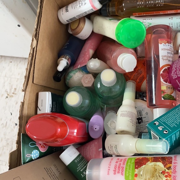 2 Boxes of everything - Picture 2 of 5